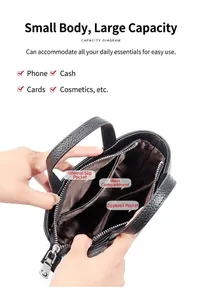 Vista interna del bolso de cuero negro con compartimentos y forro de tela marrón