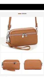 Dettaglio borsa a tracolla in pelle martellata marrone con cerniere argentate