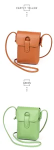 Detail van de lederen telefoontasjes in aardgeel en groen met een handige klepsluiting