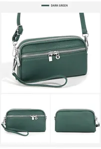 Dettaglio della texture in pelle martellata verde scuro e cerniere argentate della borsa