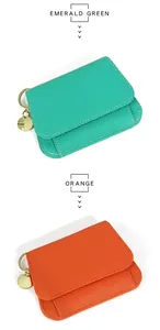 Vue détaillée des porte-cartes en cuir grainé vert émeraude et orange avec anneau doré
