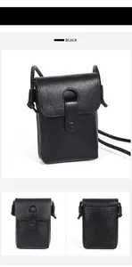Detailoverzicht van zwarte leren mini crossbodytas met een handige pasjeshouder