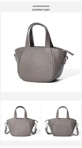 Detalle del bolso mini tote en cuero gris elefante con textura de lichi