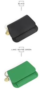 Porte-monnaie en cuir grainé avec finitions dorées en couleurs Noir et Vert Eau du Lac