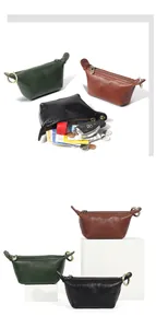 Vue interne d'une mini pochette en cuir avec clés, cartes et fermeture en laiton antique