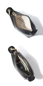 Détail du petit porte-monnaie en cuir noir avec zip en cuivre et rangement pour clés