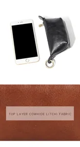 Vue détaillée du cuir de vachette grainé litchi avec une mini pochette à monnaie zippée