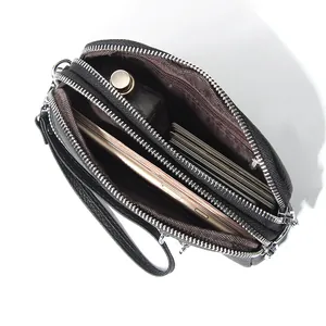 Borsa a tracolla nera in pelle martellata con tre cerniere e ampi scomparti