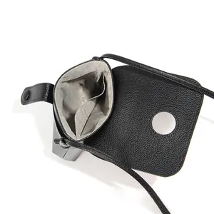 Minimalistische zwarte leren crossbody telefoontas met kiezeltextuur en voering