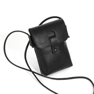 Minimalistische zwarte lederen telefoontas met overslag en drukknoopsluiting voor dames