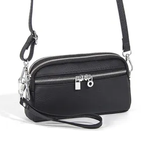 Borsa a tracolla versatile in pelle nera con cerniere multiple e tracolla regolabile