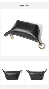 Détail du mini porte-monnaie en cuir noir avec fermeture éclair dorée et anneau