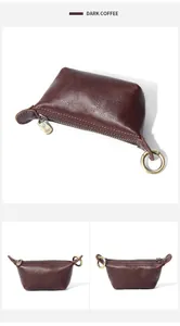 Détail du mini porte-monnaie en cuir tanné végétal marron foncé avec fermeture éclair métal