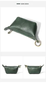 Macro de ce petit porte-monnaie en cuir vert foncé avec fermeture éclair dorée vintage