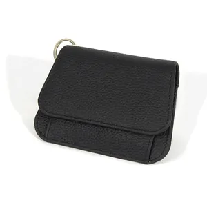 Petit portefeuille en cuir noir grainé pour femme avec anneau doré élégant