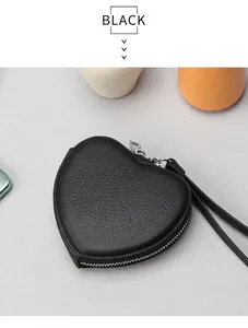 Detail der herzförmigen schwarzen Ledertasche mit Kieseltextur und Silber-Zipper
