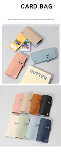 Détail d'un porte-cartes en cuir véritable avec compartiments et bouton pression métal