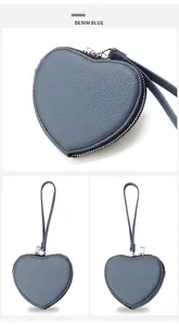Detailansicht der denimblauen herzförmigen Ledertasche mit feiner Litschi-Maserung