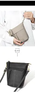 Details der Eimer-Tasche aus Leder mit Litschi-Muster, Kontrastnähten und Goldbeschlägen