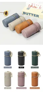Vue détaillée de mini pochettes en cuir véritable colorées avec fermetures éclair dorées