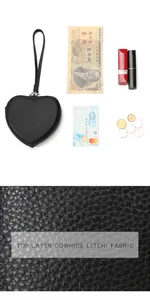 Schwarze herzförmige Lederbörse zeigt Platz für Karten und Lippenstift im Inneren