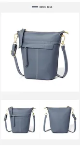 Detailsicht der denimblauen Beuteltasche aus genarbtem Leder mit weißen Kontrastnähten