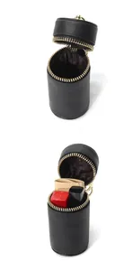 Détail de l'étui à rouge à lèvres en cuir avec fermeture dorée et doublure brune