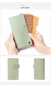Détails du porte-cartes plat en cuir grainé aux tons vert menthe, marron et jaune