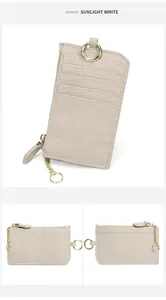 Detail des Sunlight White Leder-Kartenetuis mit goldenem Reißverschluss und Kette