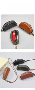 Vista dettagliata di mini pochette in pelle in vari colori con cerniere e cordini da collo
