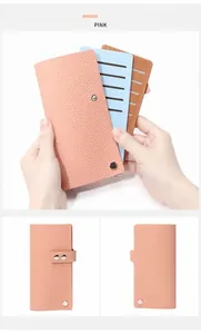 Détail du porte-cartes en cuir rose avec cinq fentes et fermeture par bouton-pression
