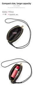 Vista macro della mini custodia in pelle nera per rossetto e piccoli oggetti di uso quotidiano