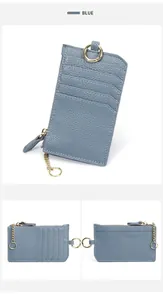 Detailansicht des blauen Leder-Kartenetuis mit Fächern und goldenem Reißverschluss