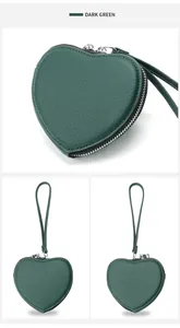 Detail der dunkelgrünen herzförmigen Münztasche aus Leder mit Reißverschluss und Schlaufe