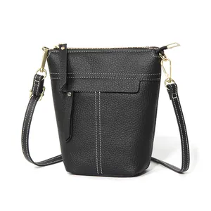 Minimalistische schwarze Leder-Eimertasche mit Kontrastnähten und goldenen Details