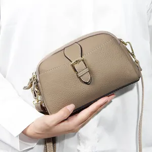 Elegante khakifarbene Umhängetasche aus genarbtem Leder mit goldenen Metalldetails für Damen