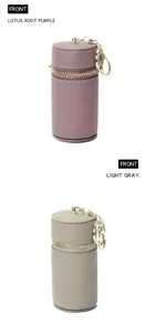Vue de face des mini pochettes rondes en cuir violet lotus et gris clair avec zip doré