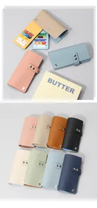 Détail de porte-cartes en cuir grainé de diverses couleurs avec fentes pour plusieurs cartes