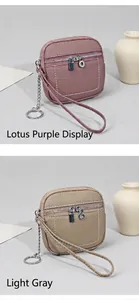Dettaglio di mini borse in pelle con trama a litchi nei colori viola loto e grigio chiaro