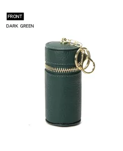 Vue avant d'un mini étui à clés cylindrique en cuir grainé vert foncé avec zip doré