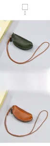 Dettaglio di portamonete in pelle verde e giallo tramonto con cordini lunghi da collo