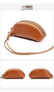 Dettagli del mini portamonete in pelle giallo tramonto con zip e cordino in pelle