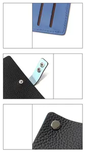 Détail d'un porte-cartes en cuir véritable avec coutures bleues et bouton-pression en argent