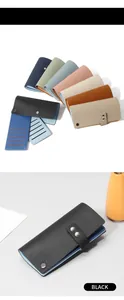 Macro d'un porte-cartes en cuir à grain de litchi avec couleurs contrastées et boutons-pression