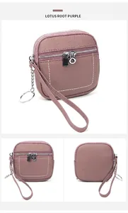 Dettaglio della mini borsa in pelle lilla con trama litchi e doppie cerniere argentate lucide