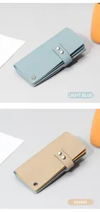 Détail de portefeuilles accordéon en cuir bleu clair et kaki avec fermeture à pression