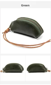 Dettaglio della borsa in pelle verde fatta a mano con cerniera in bronzo e cordino intrecciato