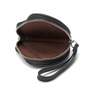 Schwarze Leder-Münztasche mit Reißverschluss, Handschlaufe und braunem Innenfutter