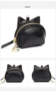 Tre viste del portamonete nero in pelle a forma di gatto con portachiavi dorato e zip