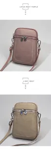 Dettagli di mini borse a tracolla in pelle color malva e grigio chiaro martellata